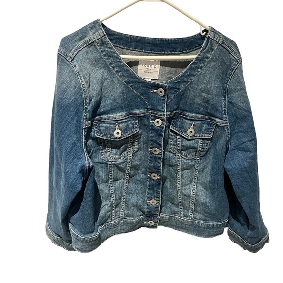 Torrid first at fit ladies collarless collar denim jacket SZ 3  button Jean. - Picture 3 of 16